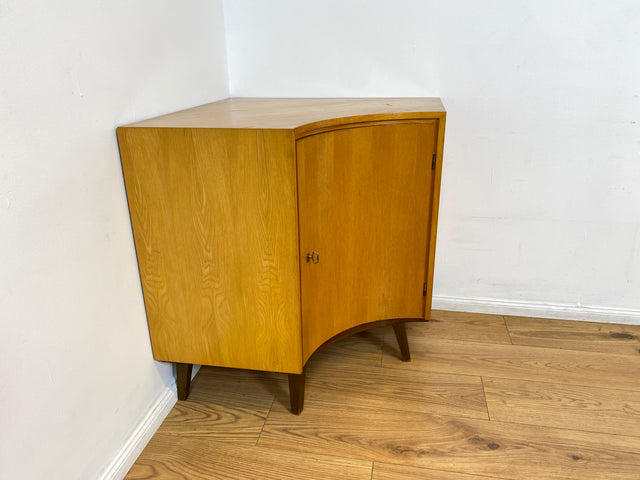 WMK I Formschöne helle Mid-Century Eckkommode mit zeittypischen konischen Füßen I Eckschrank Kommode Sideboard Wäschekommode Barkommode Chest Schrank Vintage 50er 60er München Wolfsburg Magdeburg Köln