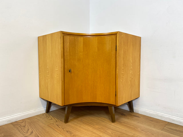 WMK I Formschöne helle Mid-Century Eckkommode mit zeittypischen konischen Füßen I Eckschrank Kommode Sideboard Wäschekommode Barkommode Chest Schrank Vintage 50er 60er München Wolfsburg Magdeburg Köln