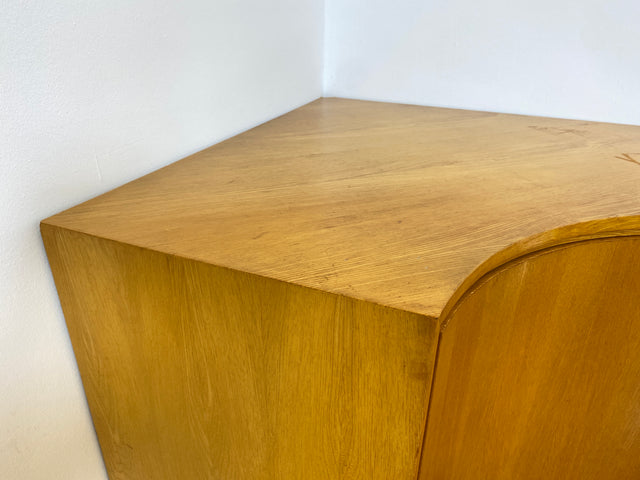 WMK I Formschöne helle Mid-Century Eckkommode mit zeittypischen konischen Füßen I Eckschrank Kommode Sideboard Wäschekommode Barkommode Chest Schrank Vintage 50er 60er München Wolfsburg Magdeburg Köln