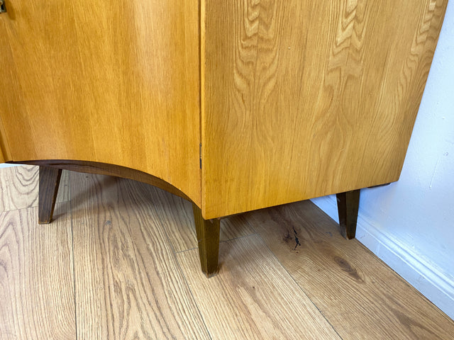 WMK I Formschöne helle Mid-Century Eckkommode mit zeittypischen konischen Füßen I Eckschrank Kommode Sideboard Wäschekommode Barkommode Chest Schrank Vintage 50er 60er München Wolfsburg Magdeburg Köln