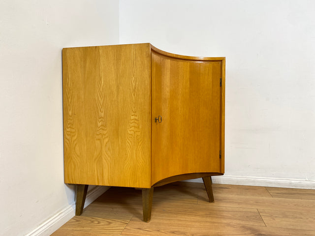 WMK I Formschöne helle Mid-Century Eckkommode mit zeittypischen konischen Füßen I Eckschrank Kommode Sideboard Wäschekommode Barkommode Chest Schrank Vintage 50er 60er München Wolfsburg Magdeburg Köln