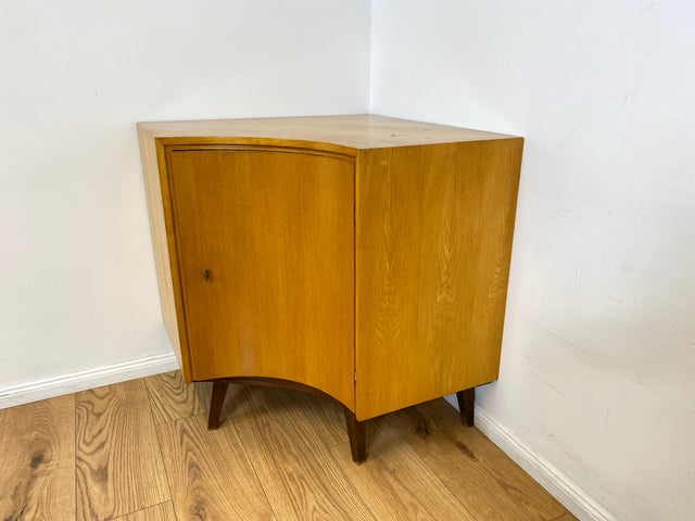 WMK I Formschöne helle Mid-Century Eckkommode mit zeittypischen konischen Füßen I Eckschrank Kommode Sideboard Wäschekommode Barkommode Chest Schrank Vintage 50er 60er München Wolfsburg Magdeburg Köln