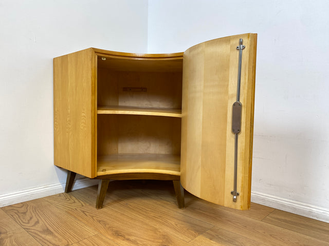 WMK I Formschöne helle Mid-Century Eckkommode mit zeittypischen konischen Füßen I Eckschrank Kommode Sideboard Wäschekommode Barkommode Chest Schrank Vintage 50er 60er München Wolfsburg Magdeburg Köln
