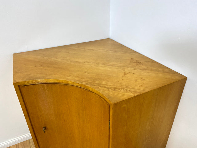 WMK I Formschöne helle Mid-Century Eckkommode mit zeittypischen konischen Füßen I Eckschrank Kommode Sideboard Wäschekommode Barkommode Chest Schrank Vintage 50er 60er München Wolfsburg Magdeburg Köln