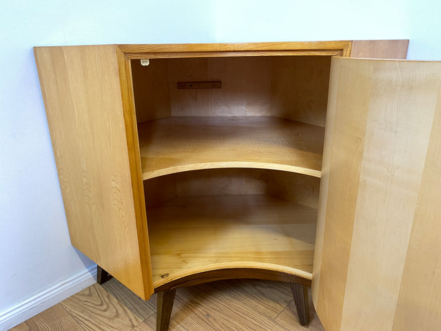 WMK I Formschöne helle Mid-Century Eckkommode mit zeittypischen konischen Füßen I Eckschrank Kommode Sideboard Wäschekommode Barkommode Chest Schrank Vintage 50er 60er München Wolfsburg Magdeburg Köln