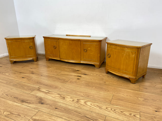 WMK I Formschönes helles Mid-Century Sideboard aus vollem Holz mit Schubladen, abnehmbarer Glasauflage und Messingbeschlag I Kommode Schrank Wäschekommode TV Lowboard Vintage 60er Berlin Passau Bremen