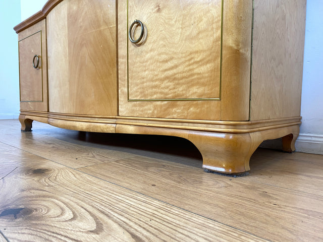 WMK I Formschönes helles Mid-Century Sideboard aus vollem Holz mit Schubladen, abnehmbarer Glasauflage und Messingbeschlag I Kommode Schrank Wäschekommode TV Lowboard Vintage 60er Berlin Passau Bremen