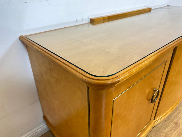WMK I Formschönes helles Mid-Century Sideboard aus vollem Holz mit Schubladen, abnehmbarer Glasauflage und Messingbeschlag I Kommode Schrank Wäschekommode TV Lowboard Vintage 60er Berlin Passau Bremen