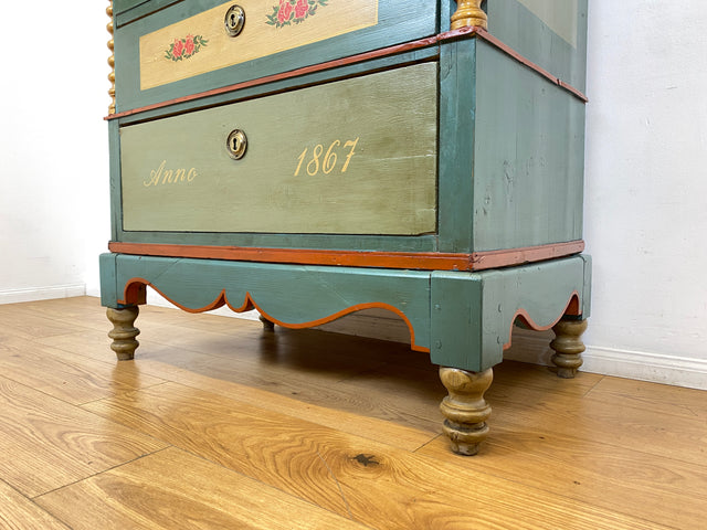 WMK I Anno 1867 I Historischer Hochschrank, Vollholz handbemalt, mit Schubladen & Baluster-Säulen I Schrank Bauernschrank Bauernkommode Highboard Kommode kein Voglauer Biedermeier Antik Vintage Berlin