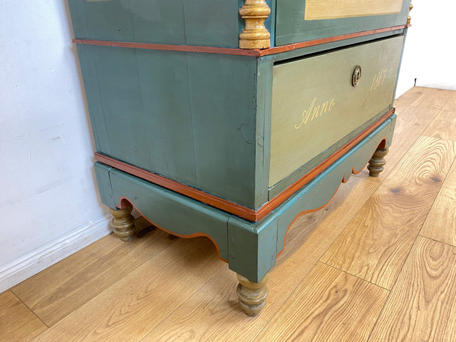 WMK I Anno 1867 I Historischer Hochschrank, Vollholz handbemalt, mit Schubladen & Baluster-Säulen I Schrank Bauernschrank Bauernkommode Highboard Kommode kein Voglauer Biedermeier Antik Vintage Berlin