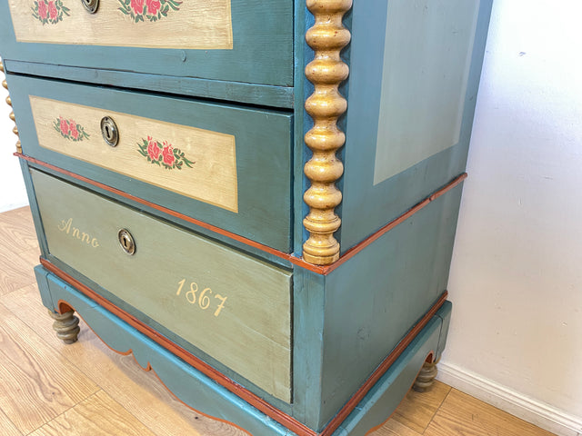 WMK I Anno 1867 I Historischer Hochschrank, Vollholz handbemalt, mit Schubladen & Baluster-Säulen I Schrank Bauernschrank Bauernkommode Highboard Kommode kein Voglauer Biedermeier Antik Vintage Berlin
