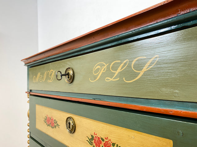 WMK I Anno 1867 I Historischer Hochschrank, Vollholz handbemalt, mit Schubladen & Baluster-Säulen I Schrank Bauernschrank Bauernkommode Highboard Kommode kein Voglauer Biedermeier Antik Vintage Berlin