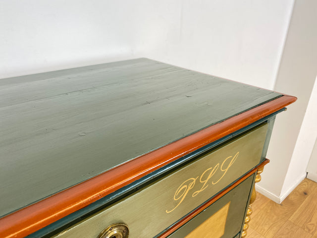 WMK I Anno 1867 I Historischer Hochschrank, Vollholz handbemalt, mit Schubladen & Baluster-Säulen I Schrank Bauernschrank Bauernkommode Highboard Kommode kein Voglauer Biedermeier Antik Vintage Berlin