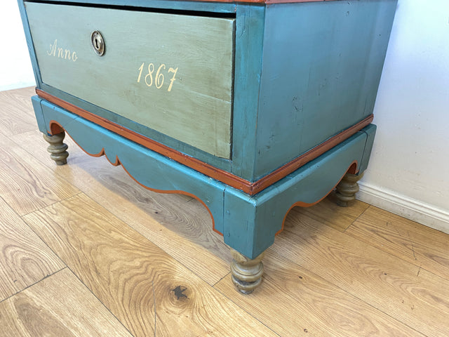 WMK I Anno 1867 I Historischer Hochschrank, Vollholz handbemalt, mit Schubladen & Baluster-Säulen I Schrank Bauernschrank Bauernkommode Highboard Kommode kein Voglauer Biedermeier Antik Vintage Berlin