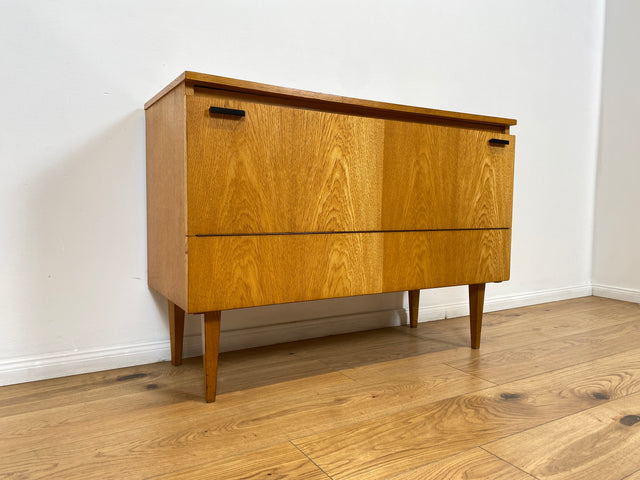 WMK # Stilvolle und gut erhaltene helle Mid-Century Wäschekommode mit Klappe, Staugitter und formschönem Originalgriff # Kommode Sideboard Schrank Bettwäscheschrank TV-Lowboard Vintage Retro 60er 70er