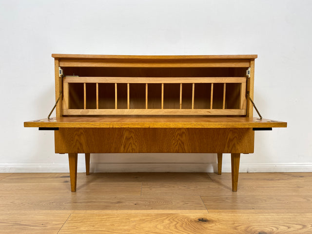 WMK # Stilvolle und gut erhaltene helle Mid-Century Wäschekommode mit Klappe, Staugitter und formschönem Originalgriff # Kommode Sideboard Schrank Bettwäscheschrank TV-Lowboard Vintage Retro 60er 70er