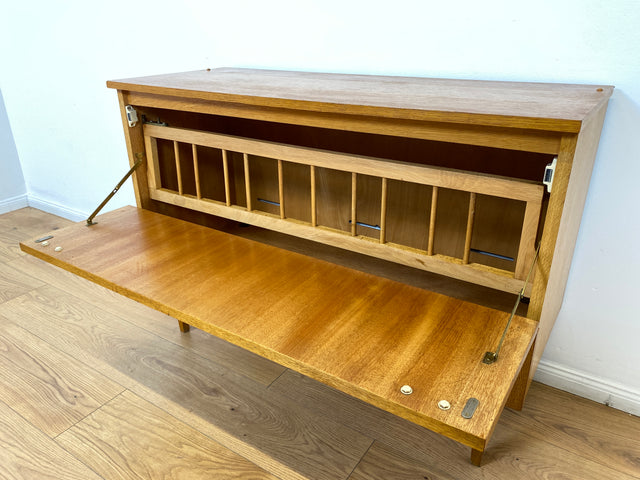 WMK # Stilvolle und gut erhaltene helle Mid-Century Wäschekommode mit Klappe, Staugitter und formschönem Originalgriff # Kommode Sideboard Schrank Bettwäscheschrank TV-Lowboard Vintage Retro 60er 70er