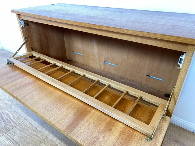 WMK # Stilvolle und gut erhaltene helle Mid-Century Wäschekommode mit Klappe, Staugitter und formschönem Originalgriff # Kommode Sideboard Schrank Bettwäscheschrank TV-Lowboard Vintage Retro 60er 70er