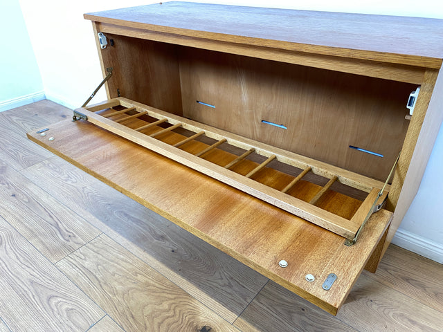 WMK # Stilvolle und gut erhaltene helle Mid-Century Wäschekommode mit Klappe, Staugitter und formschönem Originalgriff # Kommode Sideboard Schrank Bettwäscheschrank TV-Lowboard Vintage Retro 60er 70er