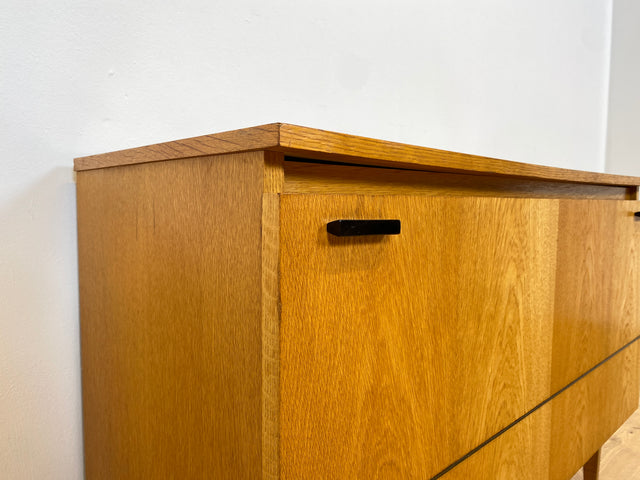 WMK # Stilvolle und gut erhaltene helle Mid-Century Wäschekommode mit Klappe, Staugitter und formschönem Originalgriff # Kommode Sideboard Schrank Bettwäscheschrank TV-Lowboard Vintage Retro 60er 70er