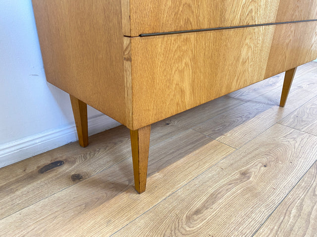 WMK # Stilvolle und gut erhaltene helle Mid-Century Wäschekommode mit Klappe, Staugitter und formschönem Originalgriff # Kommode Sideboard Schrank Bettwäscheschrank TV-Lowboard Vintage Retro 60er 70er