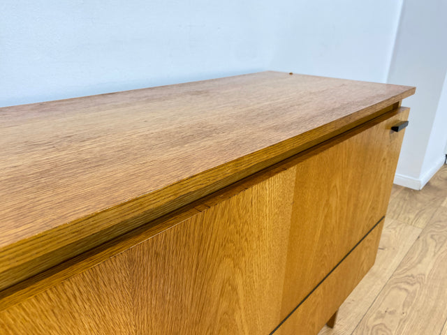 WMK # Stilvolle und gut erhaltene helle Mid-Century Wäschekommode mit Klappe, Staugitter und formschönem Originalgriff # Kommode Sideboard Schrank Bettwäscheschrank TV-Lowboard Vintage Retro 60er 70er