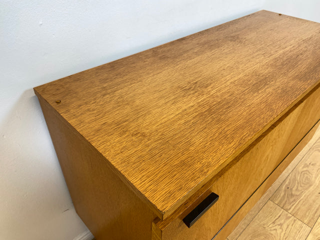 WMK # Stilvolle und gut erhaltene helle Mid-Century Wäschekommode mit Klappe, Staugitter und formschönem Originalgriff # Kommode Sideboard Schrank Bettwäscheschrank TV-Lowboard Vintage Retro 60er 70er