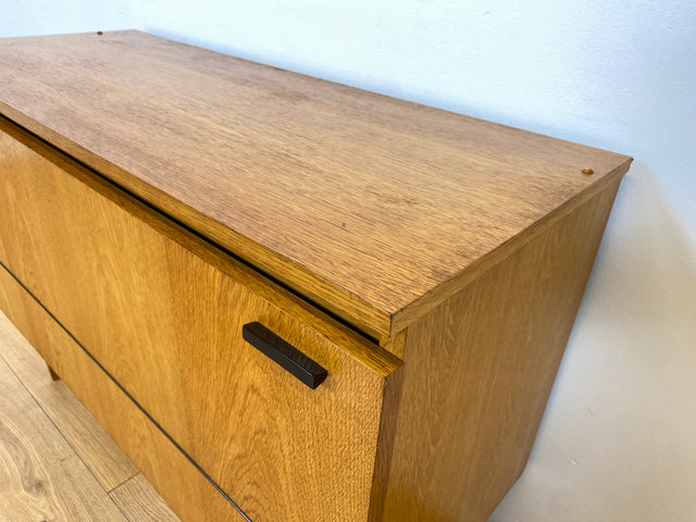 WMK # Stilvolle und gut erhaltene helle Mid-Century Wäschekommode mit Klappe, Staugitter und formschönem Originalgriff # Kommode Sideboard Schrank Bettwäscheschrank TV-Lowboard Vintage Retro 60er 70er