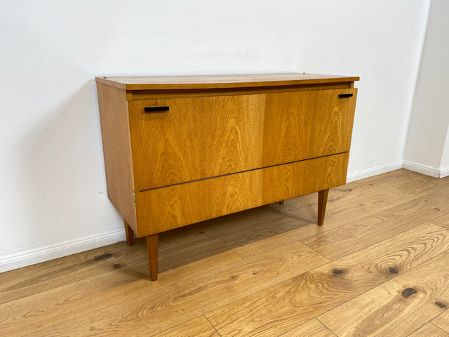 WMK # Stilvolle und gut erhaltene helle Mid-Century Wäschekommode mit Klappe, Staugitter und formschönem Originalgriff # Kommode Sideboard Schrank Bettwäscheschrank TV-Lowboard Vintage Retro 60er 70er