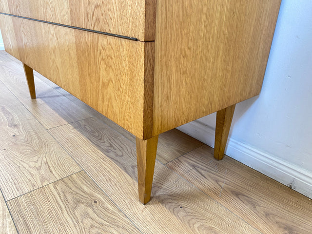 WMK # Stilvolle und gut erhaltene helle Mid-Century Wäschekommode mit Klappe, Staugitter und formschönem Originalgriff # Kommode Sideboard Schrank Bettwäscheschrank TV-Lowboard Vintage Retro 60er 70er