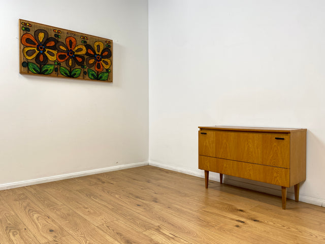 WMK # Stilvolle und gut erhaltene helle Mid-Century Wäschekommode mit Klappe, Staugitter und formschönem Originalgriff # Kommode Sideboard Schrank Bettwäscheschrank TV-Lowboard Vintage Retro 60er 70er