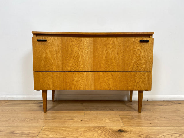 WMK # Stilvolle und gut erhaltene helle Mid-Century Wäschekommode mit Klappe, Staugitter und formschönem Originalgriff # Kommode Sideboard Schrank Bettwäscheschrank TV-Lowboard Vintage Retro 60er 70er