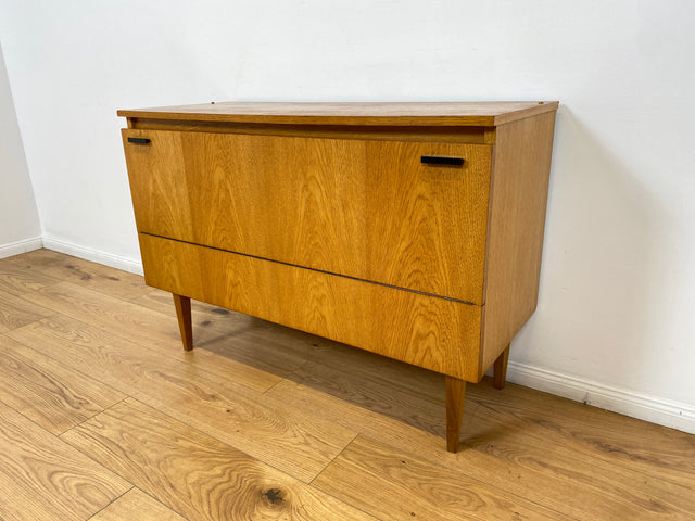 WMK # Stilvolle und gut erhaltene helle Mid-Century Wäschekommode mit Klappe, Staugitter und formschönem Originalgriff # Kommode Sideboard Schrank Bettwäscheschrank TV-Lowboard Vintage Retro 60er 70er