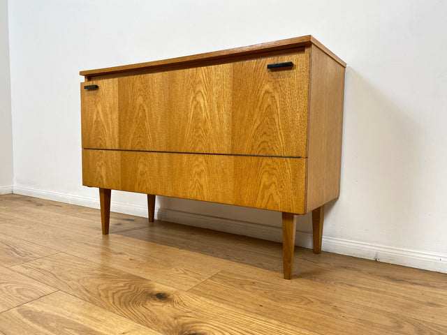 WMK # Stilvolle und gut erhaltene helle Mid-Century Wäschekommode mit Klappe, Staugitter und formschönem Originalgriff # Kommode Sideboard Schrank Bettwäscheschrank TV-Lowboard Vintage Retro 60er 70er