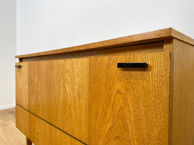 WMK # Stilvolle und gut erhaltene helle Mid-Century Wäschekommode mit Klappe, Staugitter und formschönem Originalgriff # Kommode Sideboard Schrank Bettwäscheschrank TV-Lowboard Vintage Retro 60er 70er