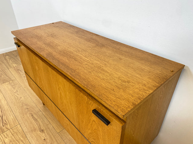 WMK # Stilvolle und gut erhaltene helle Mid-Century Wäschekommode mit Klappe, Staugitter und formschönem Originalgriff # Kommode Sideboard Schrank Bettwäscheschrank TV-Lowboard Vintage Retro 60er 70er