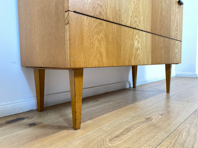 WMK # Stilvolle und gut erhaltene helle Mid-Century Wäschekommode mit Klappe, Staugitter und formschönem Originalgriff # Kommode Sideboard Schrank Bettwäscheschrank TV-Lowboard Vintage Retro 60er 70er