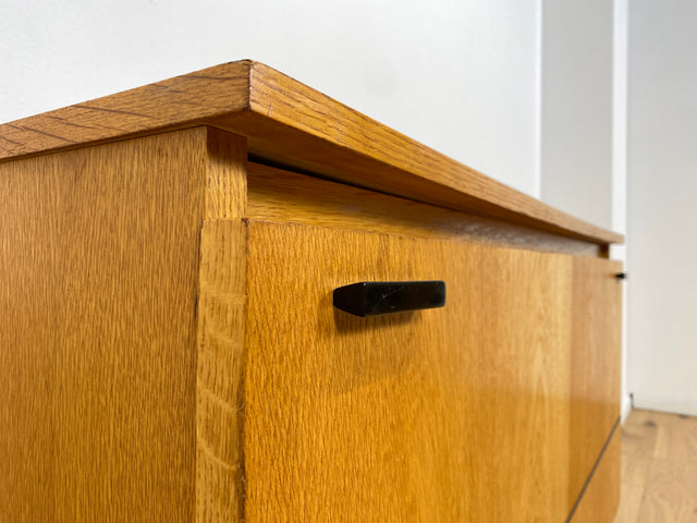 WMK # Stilvolle und gut erhaltene helle Mid-Century Wäschekommode mit Klappe, Staugitter und formschönem Originalgriff # Kommode Sideboard Schrank Bettwäscheschrank TV-Lowboard Vintage Retro 60er 70er