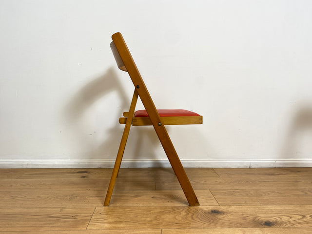 WMK # 1/5 Stilvoller, bequemer und stabiler skandinavischer Mid-Century Klappstuhl mit rotem Kunstlederbezug, stapelbar # Stapelstuhl Stuhl Holzstuhl Küchenstuhl Balkonstuhl Schulstuhl Vintage 60er