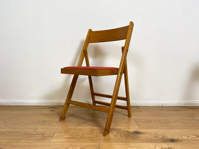 WMK # 1/5 Stilvoller, bequemer und stabiler skandinavischer Mid-Century Klappstuhl mit rotem Kunstlederbezug, stapelbar # Stapelstuhl Stuhl Holzstuhl Küchenstuhl Balkonstuhl Schulstuhl Vintage 60er