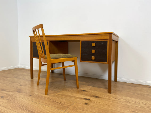 WMK # Stilvoller & sehr gut erhaltener skandinavischer 70er Jahre Schreibtisch , freistellend, mit Schubladen und formschönen Holzgriffen # Arbeitstisch Bürotisch Cheftisch Writing Desk Vintage Retro
