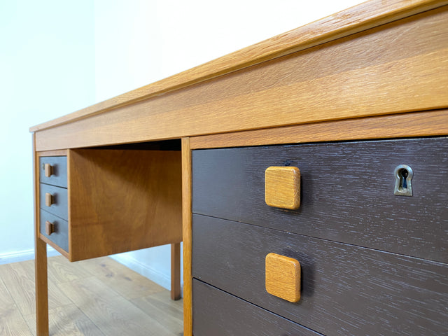 WMK # Stilvoller & sehr gut erhaltener skandinavischer 70er Jahre Schreibtisch , freistellend, mit Schubladen und formschönen Holzgriffen # Arbeitstisch Bürotisch Cheftisch Writing Desk Vintage Retro