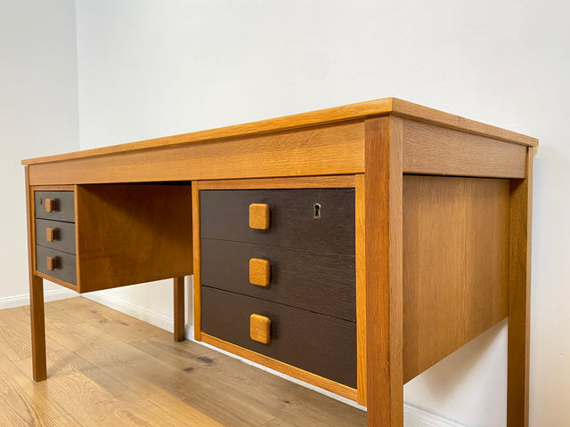 WMK # Stilvoller & sehr gut erhaltener skandinavischer 70er Jahre Schreibtisch , freistellend, mit Schubladen und formschönen Holzgriffen # Arbeitstisch Bürotisch Cheftisch Writing Desk Vintage Retro