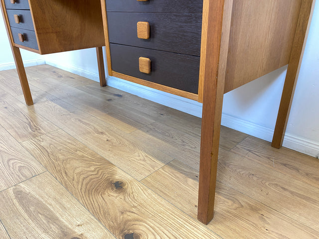 WMK # Stilvoller & sehr gut erhaltener skandinavischer 70er Jahre Schreibtisch , freistellend, mit Schubladen und formschönen Holzgriffen # Arbeitstisch Bürotisch Cheftisch Writing Desk Vintage Retro