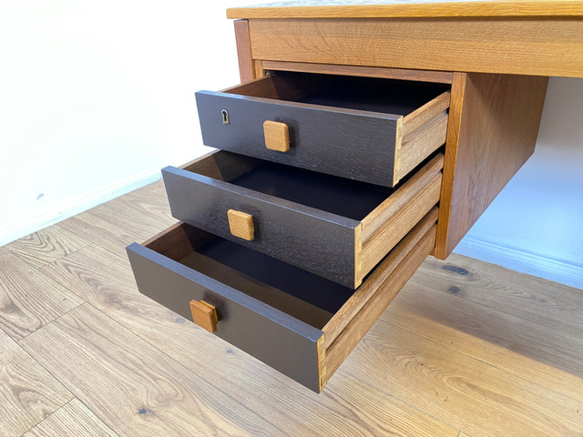 WMK # Stilvoller & sehr gut erhaltener skandinavischer 70er Jahre Schreibtisch , freistellend, mit Schubladen und formschönen Holzgriffen # Arbeitstisch Bürotisch Cheftisch Writing Desk Vintage Retro