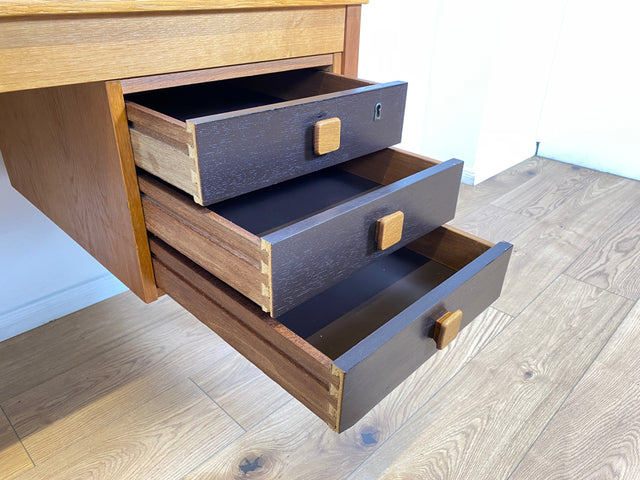 WMK # Stilvoller & sehr gut erhaltener skandinavischer 70er Jahre Schreibtisch , freistellend, mit Schubladen und formschönen Holzgriffen # Arbeitstisch Bürotisch Cheftisch Writing Desk Vintage Retro