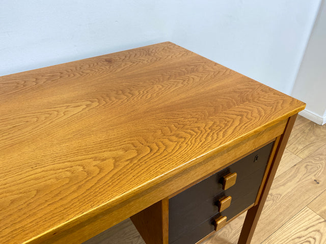 WMK # Stilvoller & sehr gut erhaltener skandinavischer 70er Jahre Schreibtisch , freistellend, mit Schubladen und formschönen Holzgriffen # Arbeitstisch Bürotisch Cheftisch Writing Desk Vintage Retro