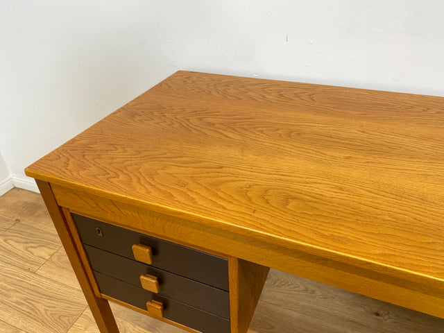 WMK # Stilvoller & sehr gut erhaltener skandinavischer 70er Jahre Schreibtisch , freistellend, mit Schubladen und formschönen Holzgriffen # Arbeitstisch Bürotisch Cheftisch Writing Desk Vintage Retro