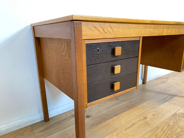 WMK # Stilvoller & sehr gut erhaltener skandinavischer 70er Jahre Schreibtisch , freistellend, mit Schubladen und formschönen Holzgriffen # Arbeitstisch Bürotisch Cheftisch Writing Desk Vintage Retro