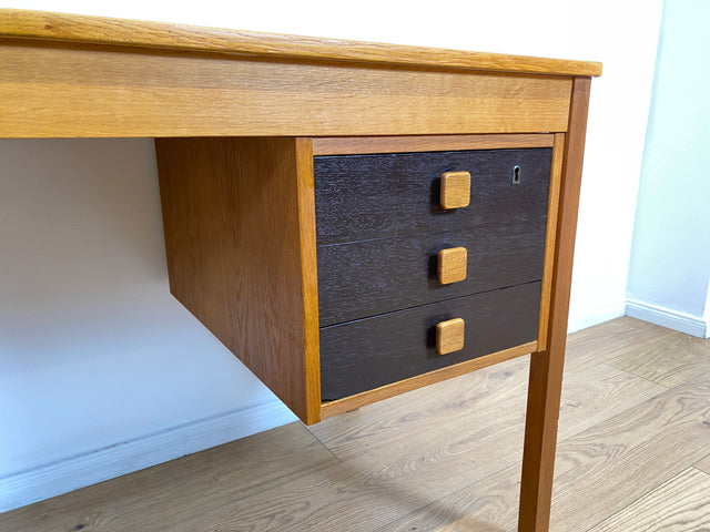 WMK # Stilvoller & sehr gut erhaltener skandinavischer 70er Jahre Schreibtisch , freistellend, mit Schubladen und formschönen Holzgriffen # Arbeitstisch Bürotisch Cheftisch Writing Desk Vintage Retro